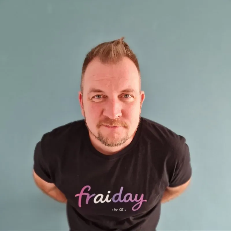 OZ – fraiday alapítója